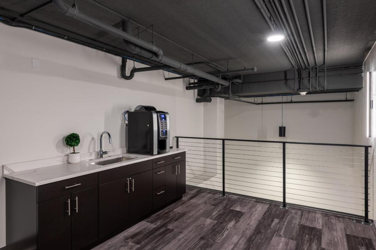 Modern 1Br Apt With Skywalk To Fiserv, Rooftop, And Parking Milwaukee Exterior foto
